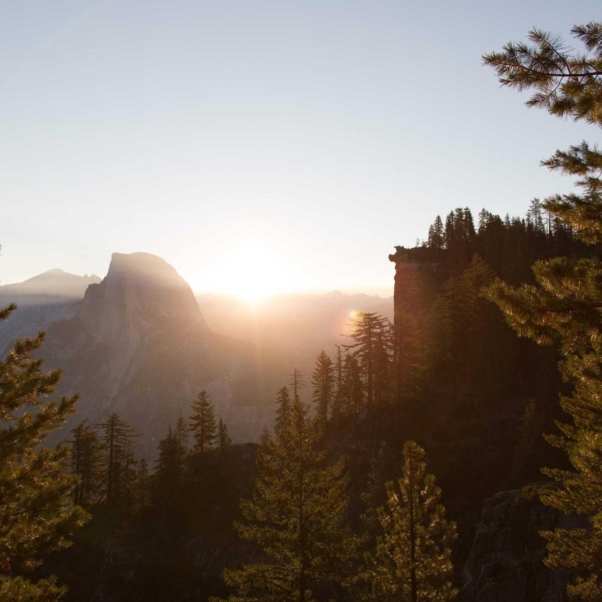 Lac alpin aux premières lueurs