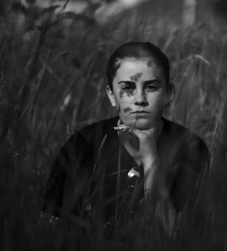 Portrait de Floriane dans un champ